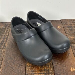 NWT CROCS Neria Pro II Clogs Women’s 5 Nursing Non-Slip Black Dual Comfort
